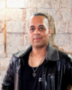 Retrato pixelado do músico Tiago